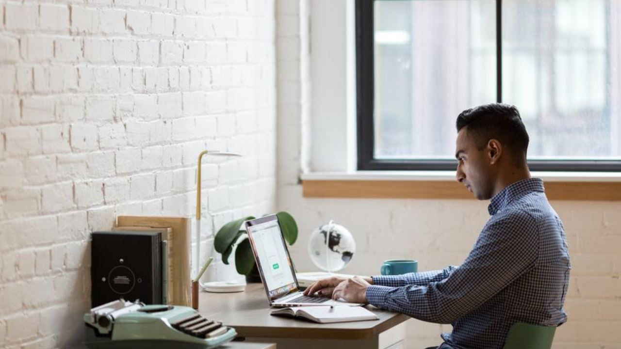 khong-gian-song-home-office-elle-man-featured-image
